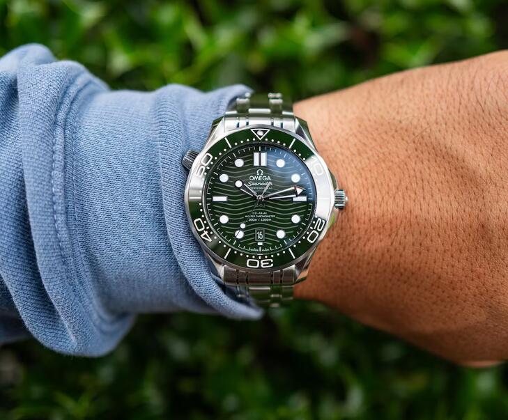 The Green 1:1 Replica Omega Seamaster Diver 300M (Video)